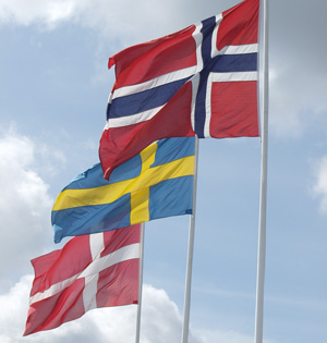 Norsk, svensk og dansk flagg på flaggstang.