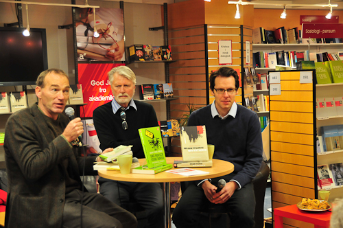 Three individuals sitting around a table and discussing (Thomas Hylland Eriksen, Fredrik Engelstad and Hans Erik Næss)