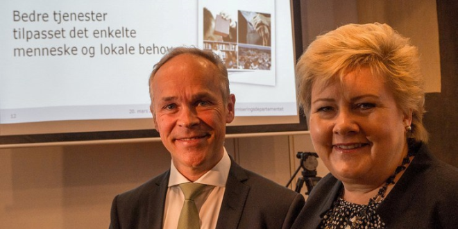 Prime Minister Erna Solberg and Minister of Local Government and Modernisation Jan Tore Sanner presenting one of the white papers defining the reform