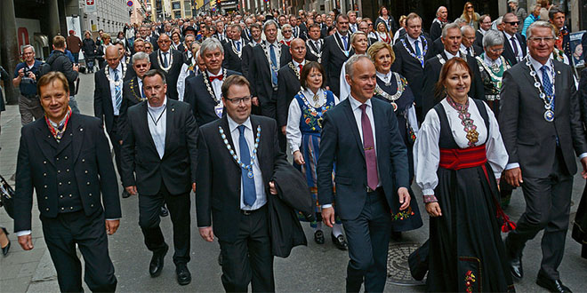 Minister of local government and modernization, Jan Tore Sanner, and the Norwegian mayors, making their way to Eidsvoll Square during the celebration of the 200 year anniversary of the Norwegian Constitution.