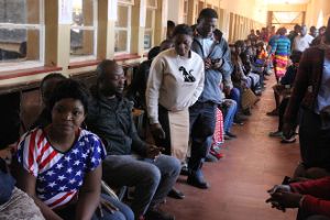 mennesker som står i kø for å stemme i Zambia