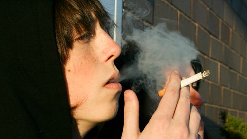Ungdom som røyker.