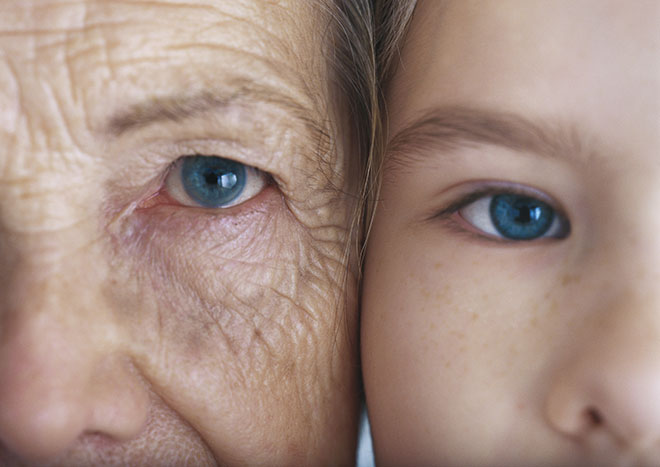 Nærbilde av en eldre kvinne og et barns ansikt side om side.