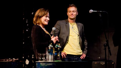 To personer (Kristine Walhovd og Anders Fjell) på en scene.