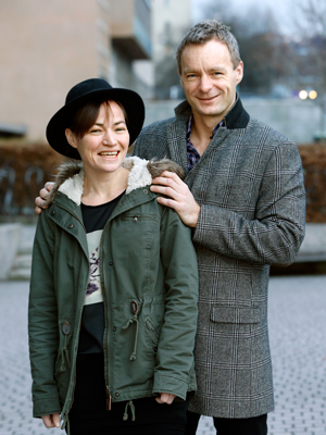 To personer (Kristine Walhovd og Anders Fjell) som står utendørs.