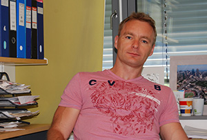 Mann (professor Anders Martin Fjell) på et kontor.