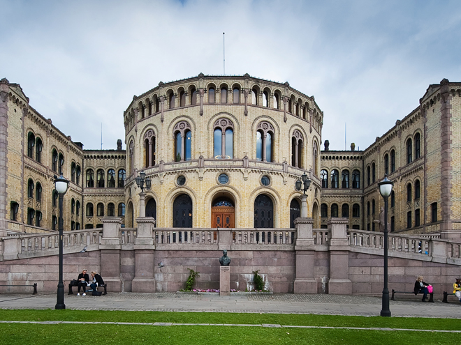 picture of the norwegian parliament in oslo from the outside