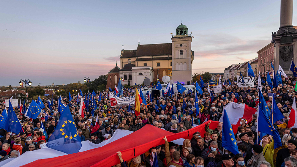 Stor folkemengde med polske flagg og EU-flagg.