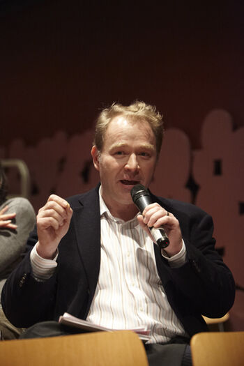 Microphone ,Gesture ,Interaction ,Spokesperson ,Suit.