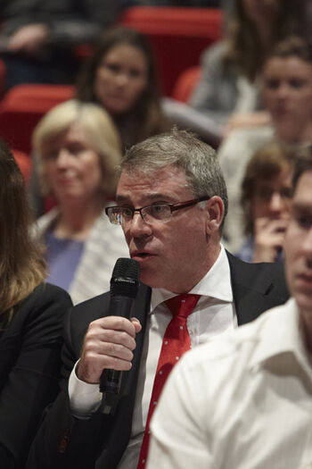 Glasses ,Microphone ,Tie ,Gesture ,Crowd.