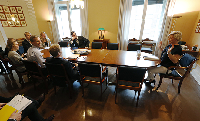 En gruppe mennesker sitter rundt et stort bord.