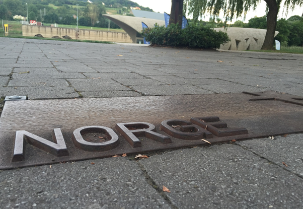 Ordet "Norge" på en plakett i brostein.