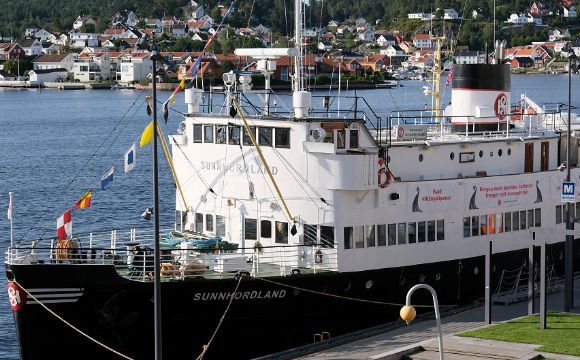 Båten Sunnhordaland ligger til kai.