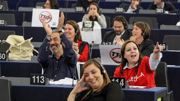 EU-parlamentsmedlemmer med anti-TTIP-skilt og T-skjorter.