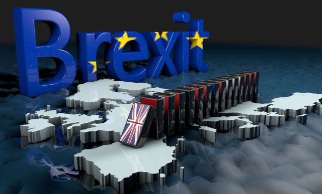 Bilde av ordet Brexit i store blå bokstaver, over et kart av Storbritannia med fallende dominobrikker.