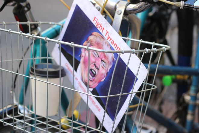 Bilde av en plakat av hodet til President Donald Trump der det står ordet 'tyrann' over hodet hans.