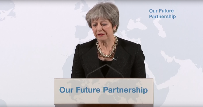 Bilde av statsminister Theresa May som holder tale.