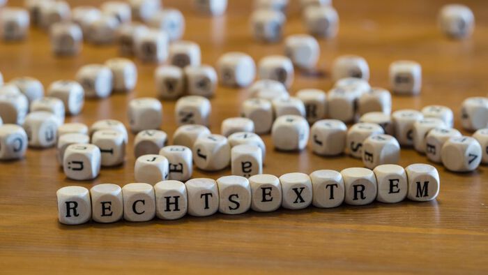 Dice with letters on them forming the word "rechtsextrem"