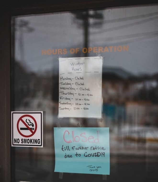 Papirlapp på døren at en butikk er stengt på grunn av Covid-19