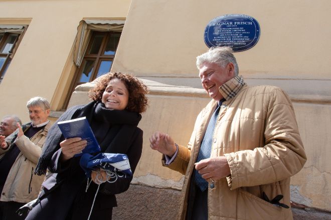 Bilde av Nadia Hasnaoui og Ole RIkard Høisæther foran plaketten