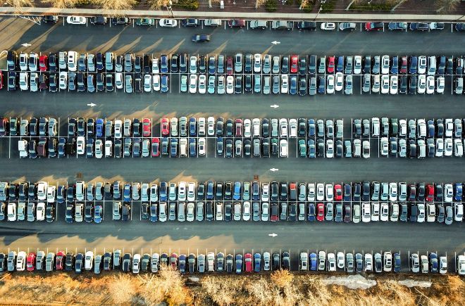 Stor parkeringsplass full av biler