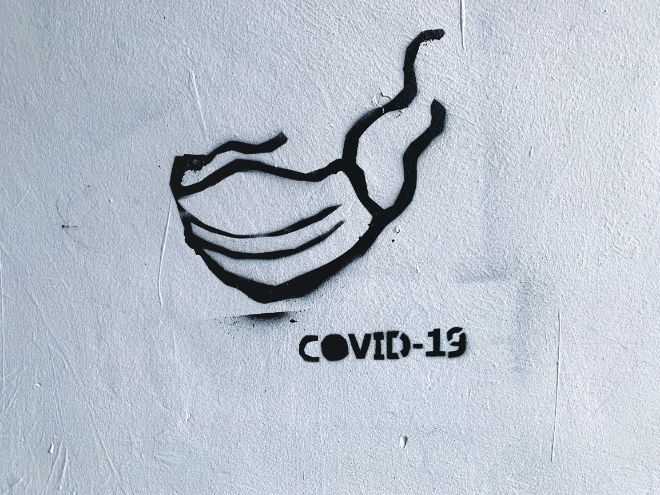 Grafitti. Munnbind med teksten "COVID19".