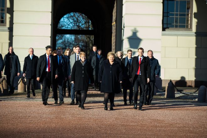 Bilde av den nye regjeringen foran Slottet