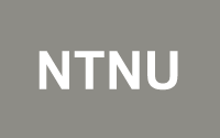 NTNU logo i svart hvitt. Grå bakgrunn og det står NTNU med hvit skrift i store bokstaver.