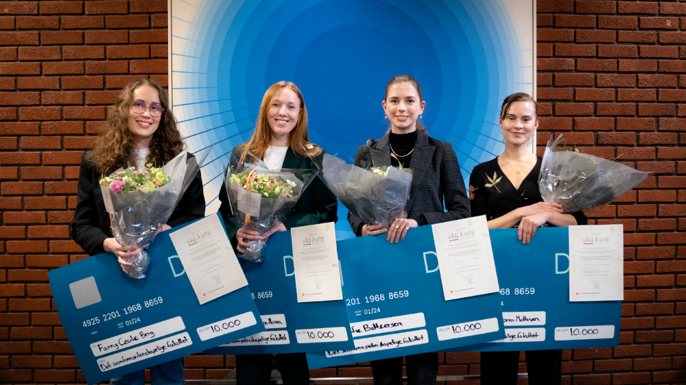 4 prisvinnere poserer med blomster og pengesjekk