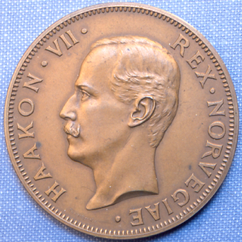 En mynt/medalje med bilde av kongen til profil