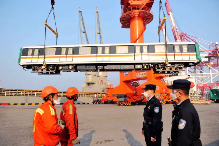 Havnearbeidere og politimenn med munnbind i Kina