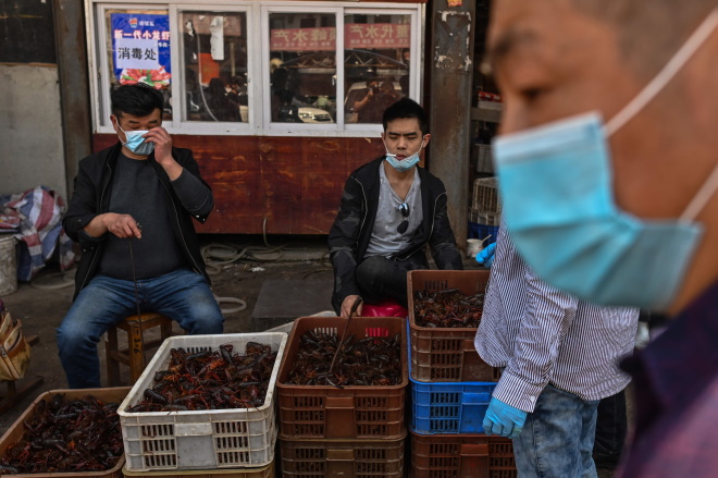 Arbeidere med munnbind på markedet i Wuhan