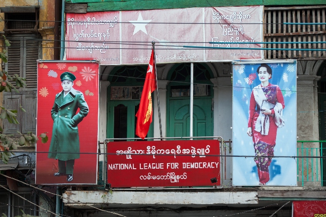 Kontoret til National League for Democracy i Yangon, med portretter av Aung San og Aung San Suu Kyi (2016)