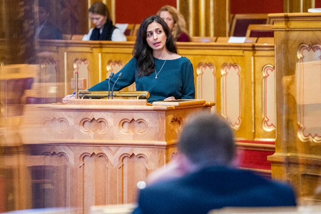 Haia Tajik på talerstolen i Stortinget