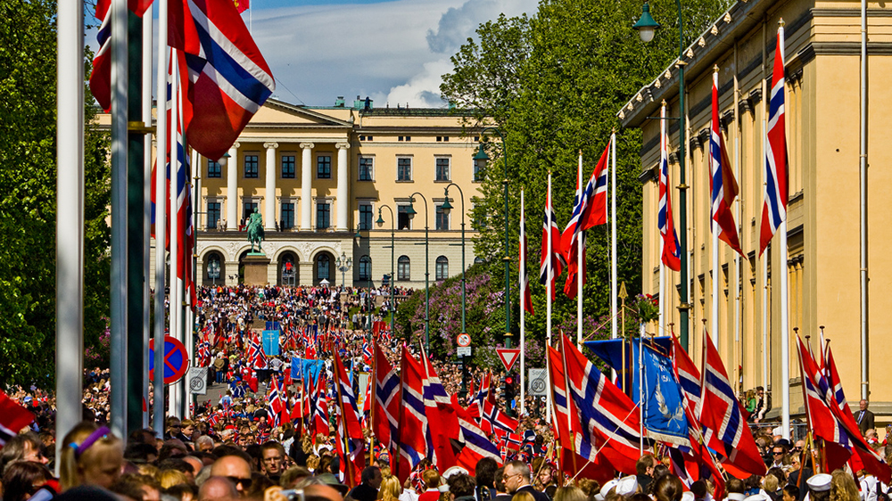 17. mai-tog med norske flagg på Kar Johans gate