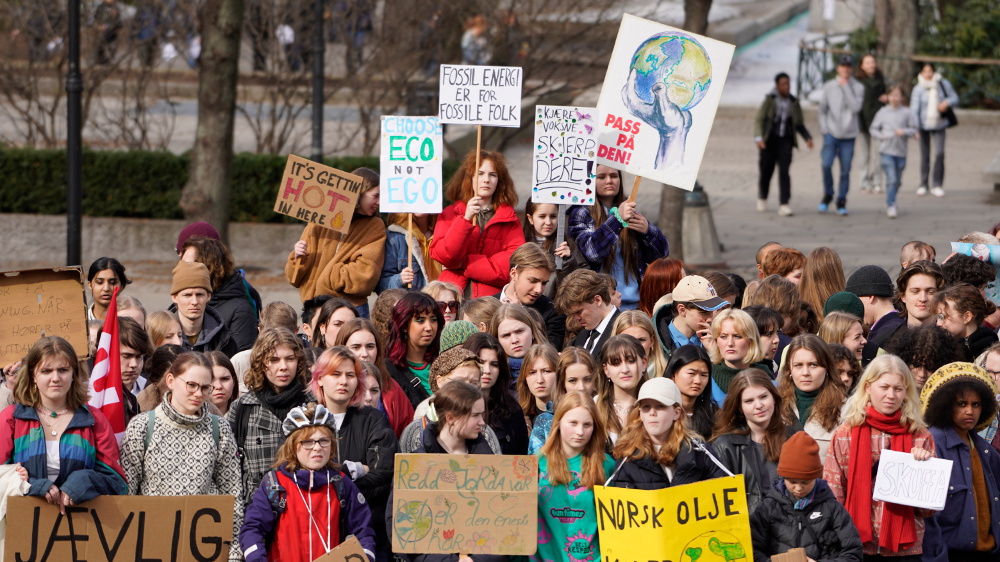 Ungdom som demonstrerer for klimaet 