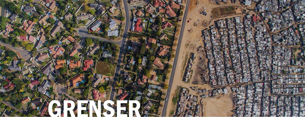 luftbilde av fattig boligområde adskilt fra rikt boligområde, med tekst: Grenser
