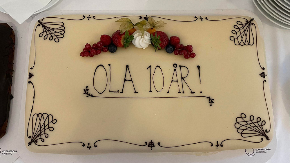 Marsipankake med påskriften "OLA 10 år!"