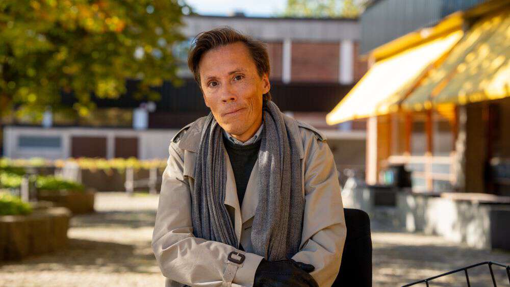 Mann i rullstol ute i solen 