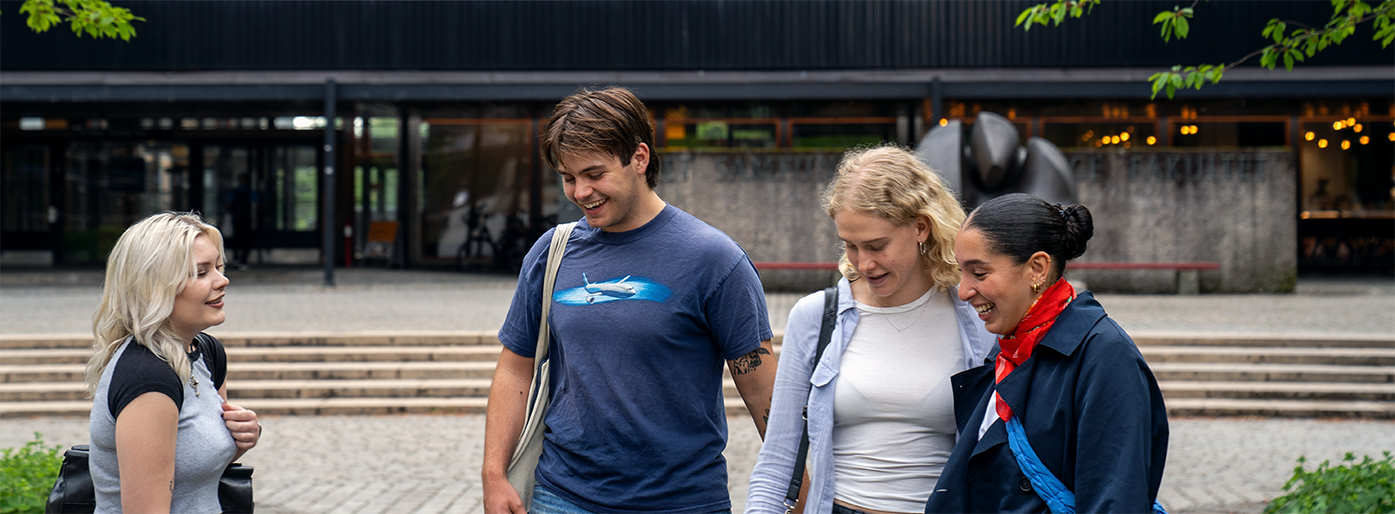 Studenter i statsvitenskap står utenfor eilert sundts hus