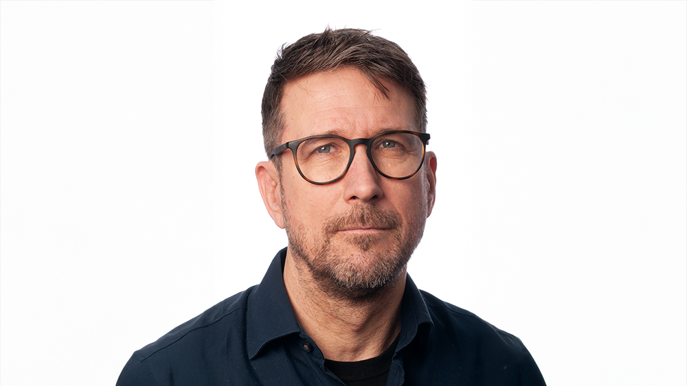 Mann med briller og mørkt hår -portrett 