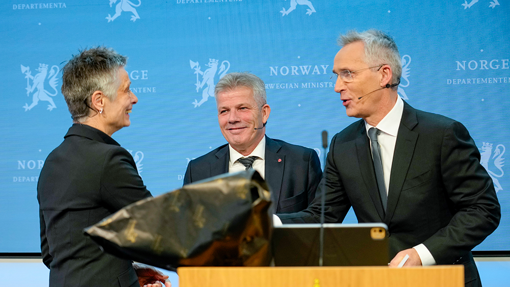 Signy Irene Vabo overleverer rapporten til Jens Stoltenberg og Bjørnar Skjæran