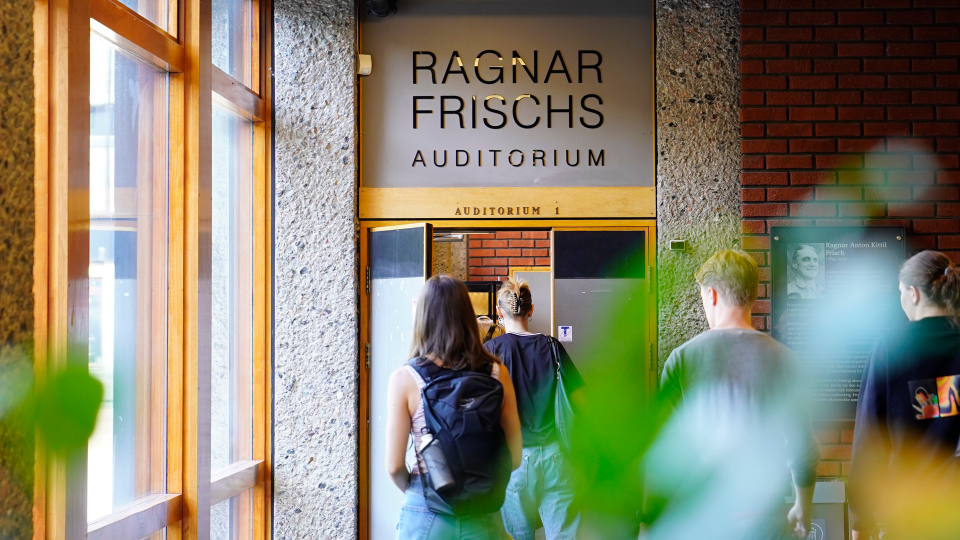 Studenter utenfor Ragnar Frisch' auditorium (Aud 1)