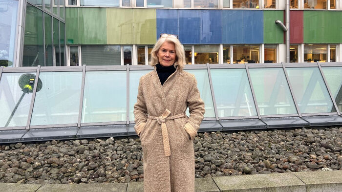 Grete Brochmann poserer foran bygning i Forskningsparken.