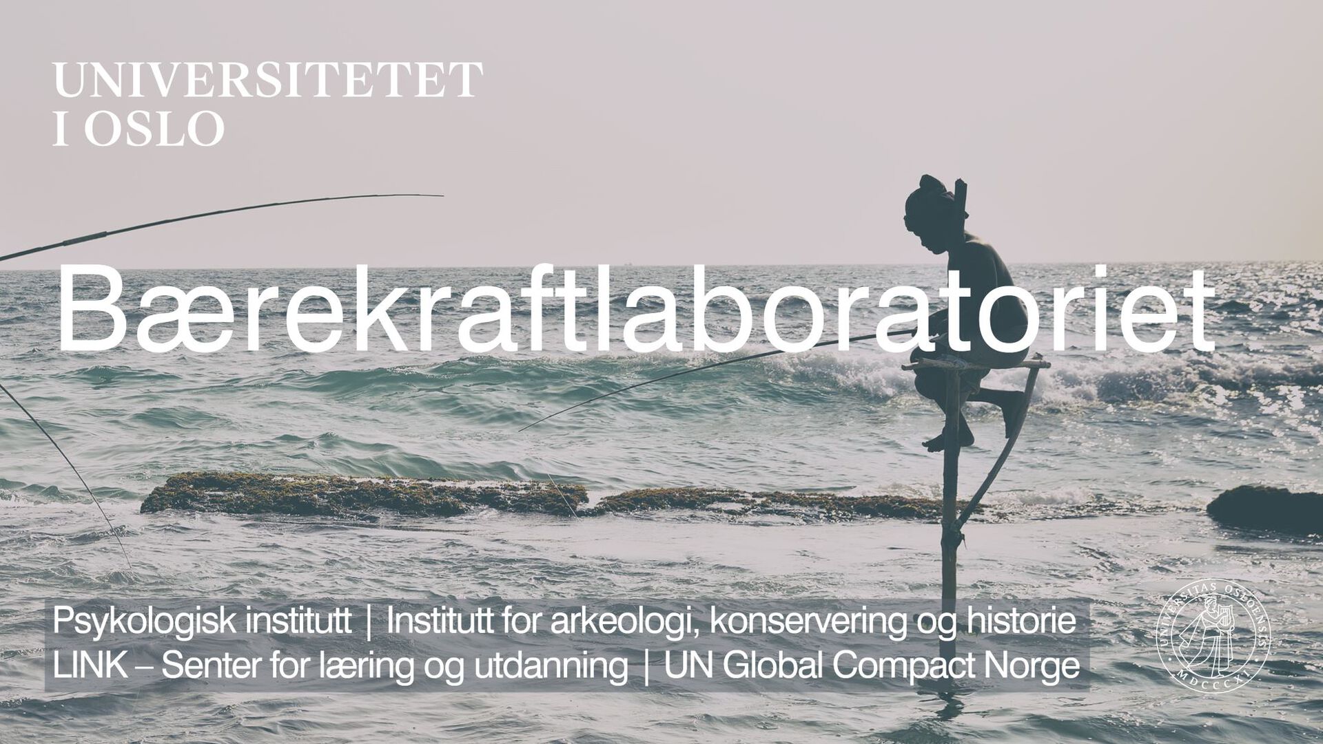 Bakgrunn: Person fra Srilanka fisker på tradisjonelt vis, på påle i vannkanten. UiO navn og logo i øvre venstre og nedre høyre hjørne. Partnere: Institutt for arkeologi, konservering og historie, Psykologisk institutt, LINK – Senter for læring og utdanning og UN Global Compact Norge