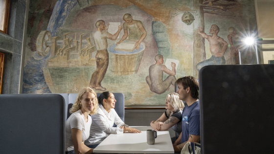 fire unge personer sitter ved et bord
