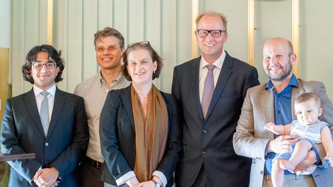 Førsteamanuensis Inger Skjelsbæk (nr. 3 f.v.) sammen med valgkomiteen og prisvinneren for beste artikkel fra unge forskere, Torgeir Moberget (t.h.), som disputerte ved PSI i 2015