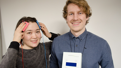 Electric! Nina Chung Mathiesen (left) has tested tDCS and warns against daily use. James Roe is holding the tDCS-kit. Photo: Svein H. Milde