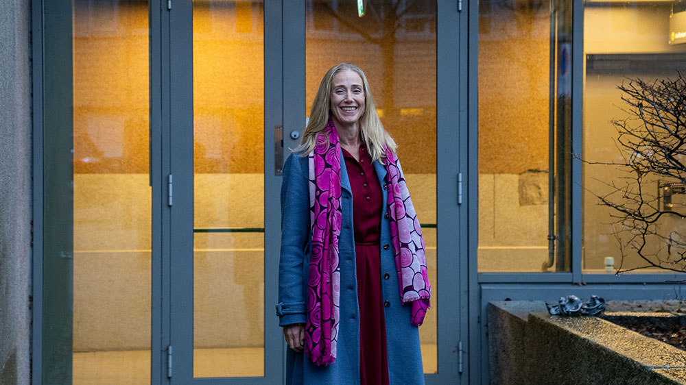 Bildet kan inneholde: lilla, smil, erme, motedesign, farger og nyanser.