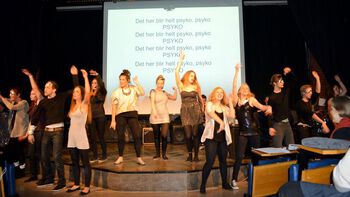 Revyen dras i gang